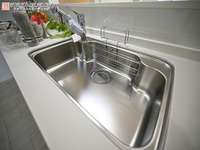 キッチン:おいしいお水とスッキリ清潔なキッチン。両方を叶える省スペースの浄水器一体水栓。安心のお水でお料理もさらにおいしさUP！

