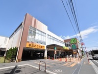 周辺環境:マミーマート神明町店　営業時間9時～21時45分　生鮮食品が多く揃うスーパーです。駐車場64台完備されているので、週末のお買い物も安心ですね！
