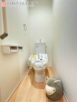 トイレ:汚れを拭きやすいフロア＆壁紙　いつも清潔な快適トイレをキープ！
