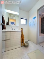 洗面室:生活感あふれるものはたっぷりある収納に片づけて　さっぱりとしたホテルライクなスペースで余裕とゆとりを。　
