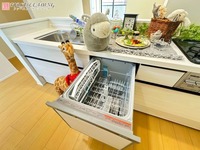 キッチン:出し入れしやすいスライド収納　調理器具もスッキリ片付きクリーンで使い勝手の良いキッチンを実現！
