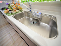 キッチン:おいしいお水とスッキリ清潔なキッチン。両方を叶える省スペースの浄水器一体水栓。安心のお水でお料理もさらにおいしさUP！

