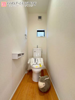 トイレ:汚れを拭きやすいフロア＆壁紙　いつも清潔な快適トイレをキープ！
