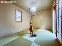 和室:一部屋あるだけで奥ゆきのある家に。い草の香りが落ち着く和室は、客間・子どものお昼寝スペースと多彩に活躍！
