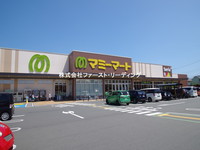 周辺環境:マミーマート鶴ケ舞店　営業時間９時～２２時　駐車場１４９台　１００円ショップが併設されているので夕飯のお買い物ついでに日用品も買い足せそうですね！