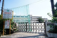 周辺環境:新宿小学校　住宅街の中にある小学校　昔遊び体験や箏体験など地域の方との交流も積極的に行われています！「やさしく、かしこく、たくましく」を合言葉にいつも元気なお子様の声が聞こえてきます！

