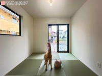 和室:一部屋あるだけで奥ゆきのある家に。い草の香りが落ち着く和室は、客間・子どものお昼寝スペースと多彩に活躍！

