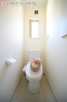 トイレ:広々とした個室空間。安らぎを求めた落ちついた一人のスペース。
