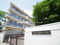 周辺環境:朝霞第七小学校　学校敷地内には大小約４０種もの木々が茂り、四季の変化が楽しめます！パソコン室には40台のパソコンがあり、授業では1人1台使って学習しています。
