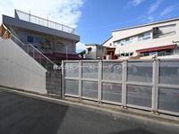 周辺環境:下田保育園　定員100名　0歳児から6歳児が集まります。季節に応じて様々なイベントや行事を楽しめます！意志、積極性、創造性、意欲を育てるとこに力をいれてるそうです！
