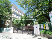 周辺環境:朝霞第二小学校　朝霞市内で最も古い歴史と伝統ある小学校　学校前の畑（学校ファーム）ではサツマイモやダイコンなどの野菜の収穫体験を行っています！
