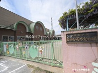 周辺環境:かみひろや幼稚園　子どもたちが次の時代を担うために、自主性、社会性、創造性を伸ばし、やさしい心、強い身体、広い知識、生活の基礎を習得することを教育目標に掲げています。
