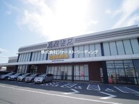 周辺環境:TUTAYA川島インター店　営業時間９時～２３時　年中無休　新品のDVDや本などの種類が豊富！中古のゲームソフトの買取や販売も行っているそうです！Tポイントも貯まるのでお得に買物を楽しめそうです！
