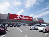 周辺環境:ベイシア川島インター店　営業時間９時～２０時　駐車場１７１８台　新鮮な食料品から日用品、衣料品まで揃います！クリーニング店や、ケーキ屋さんなどの専門店も入っているのでご家族で楽しくお買物ができます！