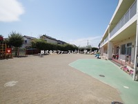 周辺環境:さくら保育園　公立保育園　一人ひとりの子供たちの欲求を満たしながら集団生活を経験させ、心と身体の調和のとれた豊かな人間性を持った子供を育てることを目標にしているそうです！
