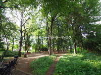 周辺環境:栗原緑地公園　栗原公園に隣接する緑地公園　雑木林の中にスプリング遊具、総合遊具（ブランコ、すべり台）、健康器具が設置されています！