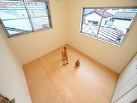 洋室:「一日」を始める部屋だから快適さにこだわりたい。温かい光に包まれたスッキリと片付いた居室は居心地がよい。
