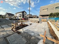 その他:カラーモニタ付インターホン　在宅時にも鮮明なモニターでしっかり相手を確認でき居・留・守もOK！防犯のスタート、安心の一歩は玄関から！